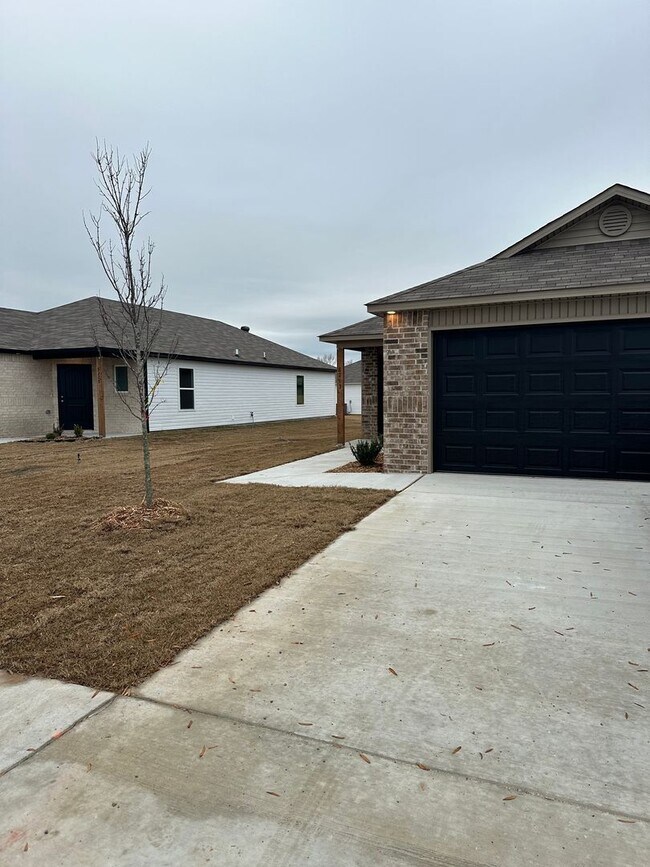 Building Photo - Available May 16th! — Charming 3-Bedroom Home in White Oak Crossing | Cozy Living You’ll Love
