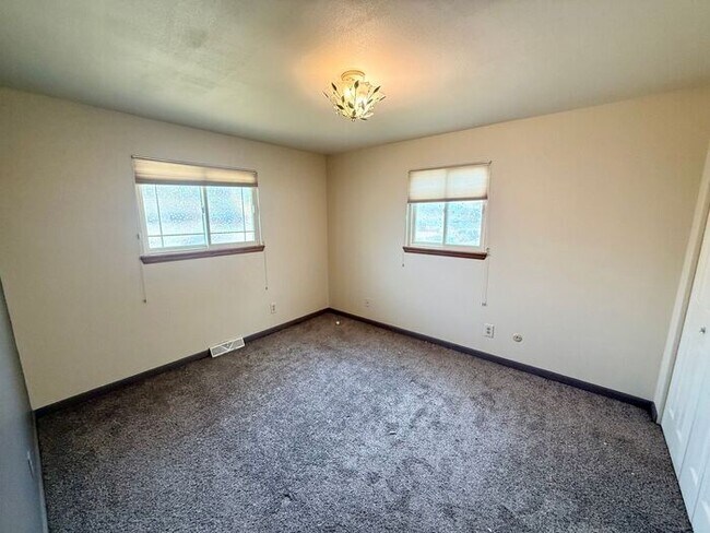 Building Photo - Conveniently Located 2 Bed, 2 Bath + 2 Bonus Rooms in Greeley