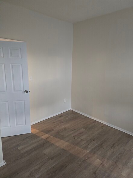 Building Photo - 473 Herzl St