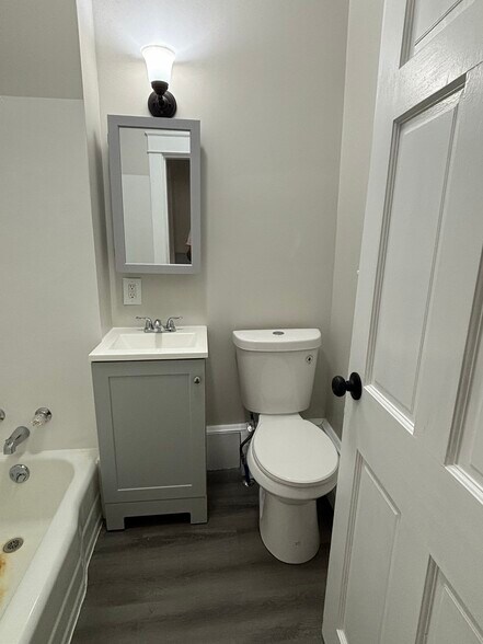 Building Photo - 14 Elm St