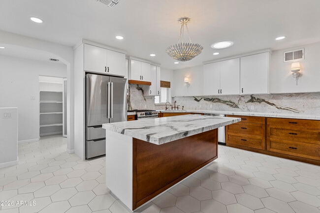 Building Photo - 4213 E Lewis Ave