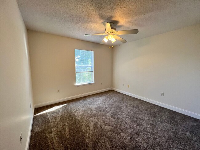 Building Photo - Central Crestview Location