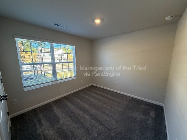 Building Photo - 329 Kingscote Wy