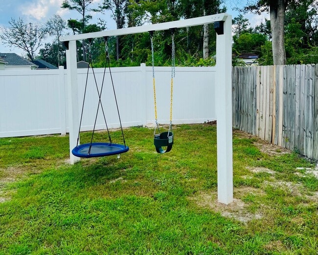 Building Photo - $500 Move-in Discount! Modern 4-Bedroom Ho...