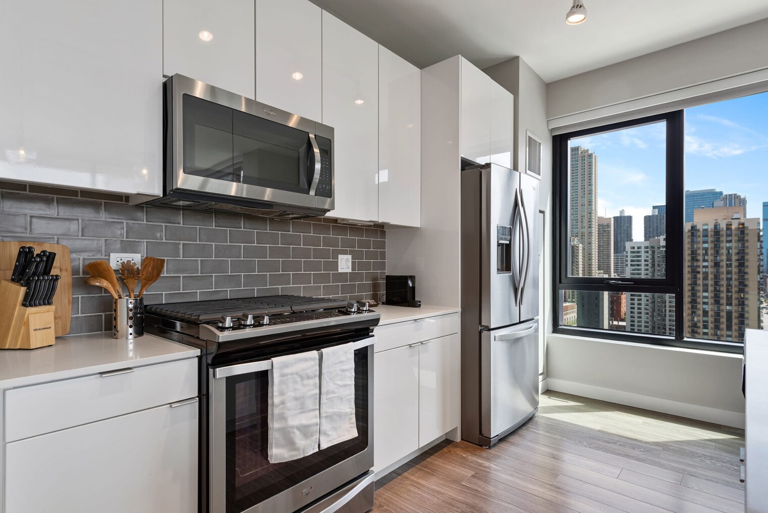 Building Photo - 823 N Clark St