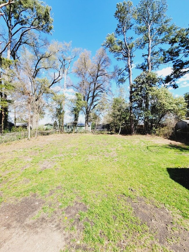 Building Photo - SUNSET PARK - Updated interior and fenced ...