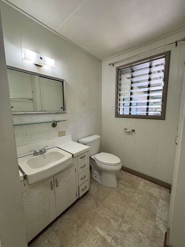Building Photo - 1412 Kaminaka Dr