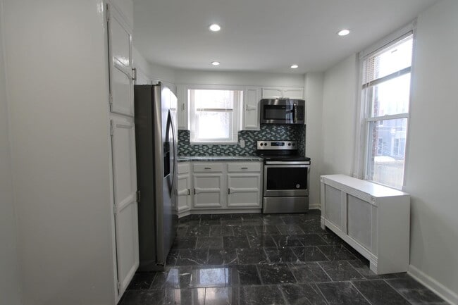 Building Photo - 124 W Pomona St