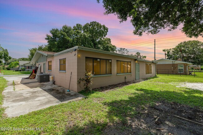 Building Photo - 935 S Varr Ave