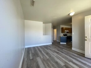 Building Photo - 2 bed 2 bath central location.