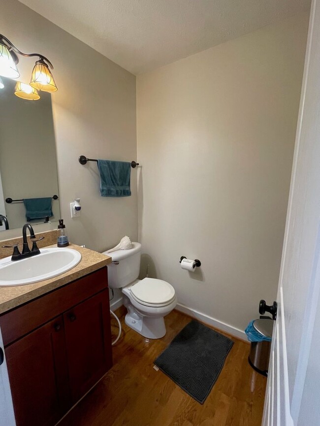 Building Photo - Stylish Townhome with 2 Suites, Hardwood F...