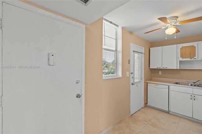 Building Photo - 2930 Point E Dr