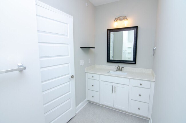 Building Photo - Stunning Condo with Garage space