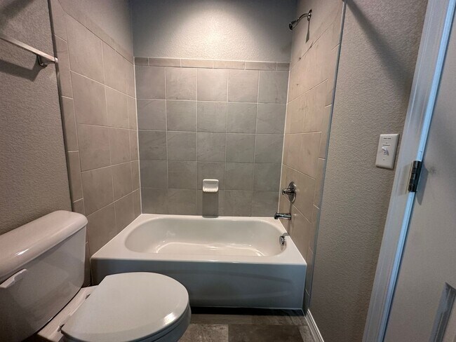 Building Photo - Charming 3 Bed 3 Bath House!!!