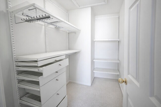 Building Photo - 1084 Park Hill Cir