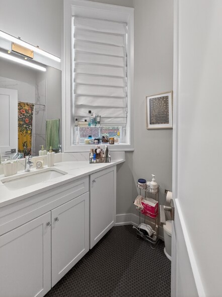 Building Photo - 1535 N Maplewood Ave