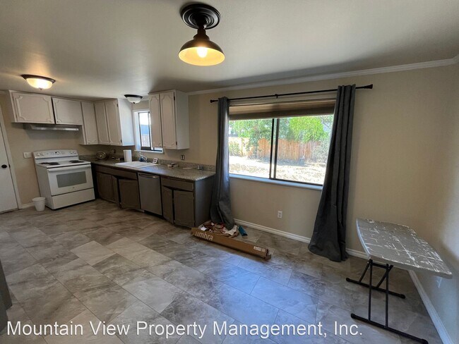 Building Photo - 3 br, 1 bath House - 1302 NE Dempsey Drive