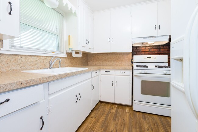 Building Photo - 2 Bed / 1 Bath in Tulsa! Ready Mid June!