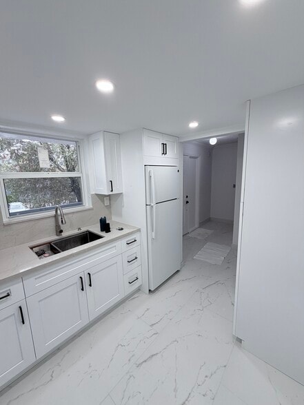 Building Photo - 9365 Fontainebleau Blvd