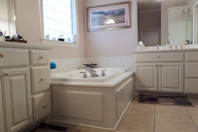 Building Photo - Location and upgrades! 3BR/2BA dbl garage, tons of storage, no carpet!