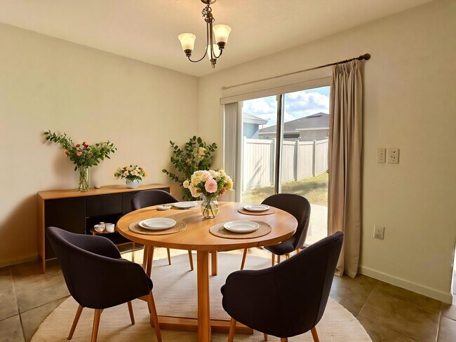 Building Photo - Premier 4bedrooms/2baths residence - Florida living at its finest!