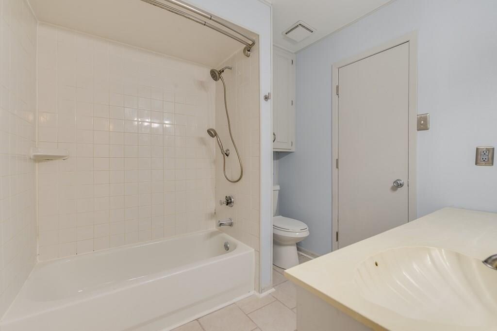 master bathroom - 2000 Geneva Dr