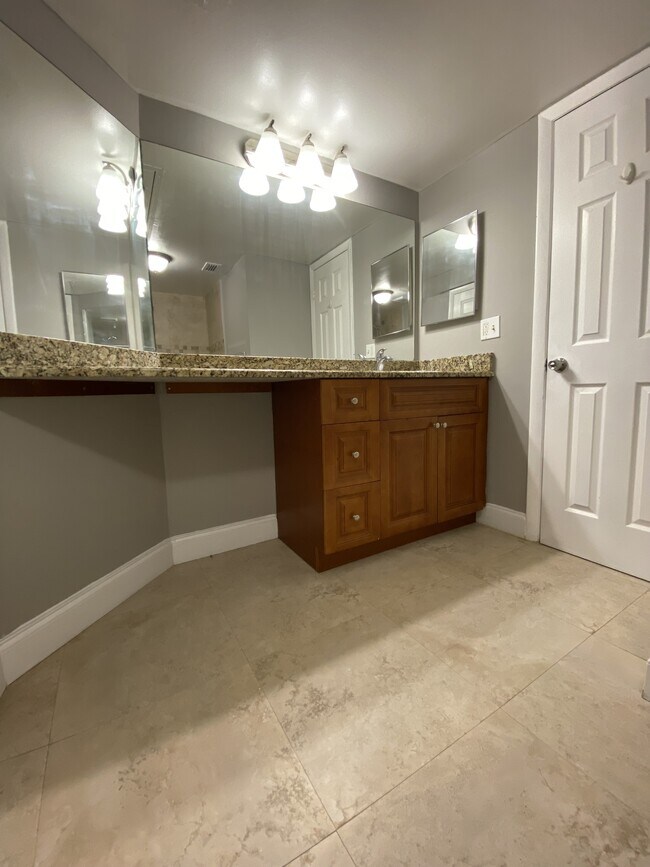 Building Photo - 2820 N Oakland Forest Dr
