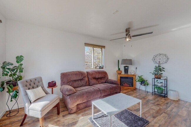 Building Photo - Charming NE Heights 3 Bedroom 2 Bath