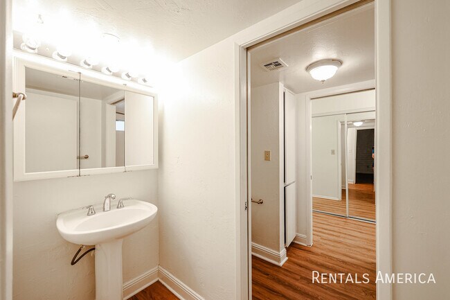 Building Photo - 4824 N Woodmere Fairway