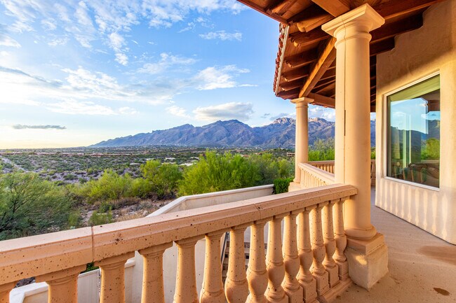 Catalina Foothills 4 bedroom 4 bath Home located in prestigious Canyon Ridge. 270-degree VIEWS! - 4667 N Rocky Crest Plz
