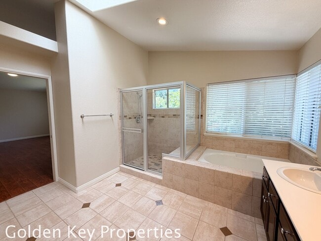 Building Photo - Move-in ready 4 bedroom / 3 bathroom home in Oceanside!