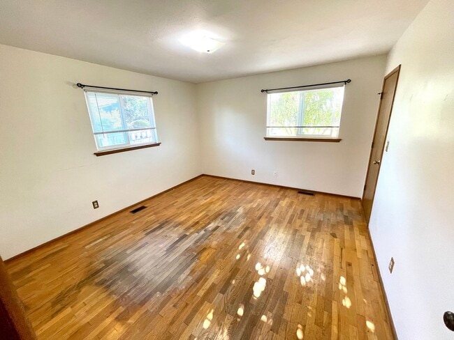 Building Photo - 4-Bedroom North Tacoma Home with Stunning ...