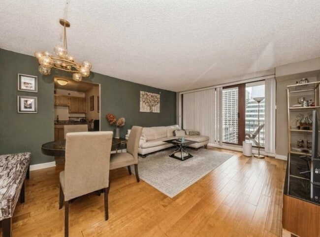 Building Photo - 224 N Clark St