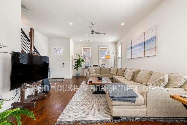 Building Photo - 636 SW B St