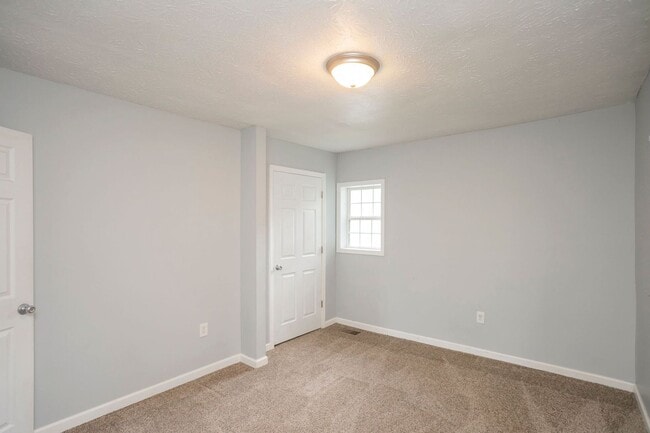 Building Photo - 3 Bed home in Carthage with large basement!