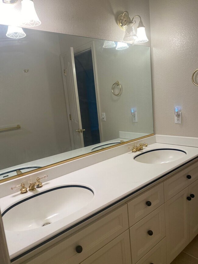 Building Photo - Beautiful Lakefront Home in the Vineyard! 55+ community