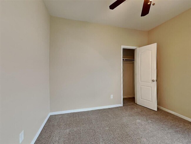 Building Photo - 25942 Ravenside Dr