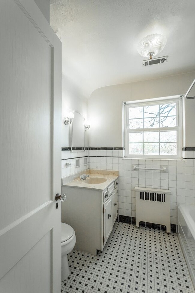 Building Photo - 3 Bedroom 2 Bath Classic