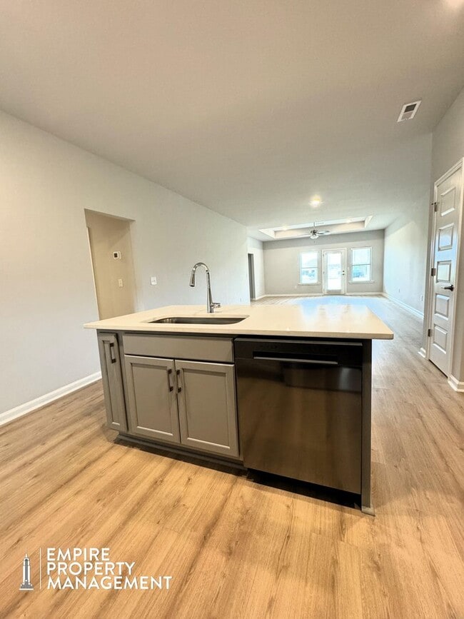 Building Photo - Move In Special: 1/2 Off 1st Month's Rent!!