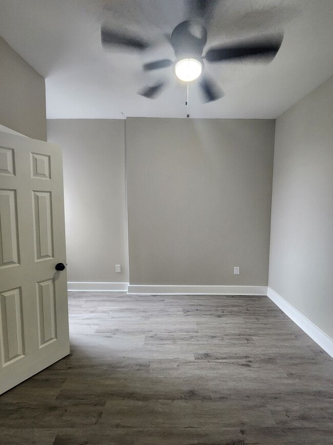 Building Photo - Spacious 3 Bedroom in East Baltimore