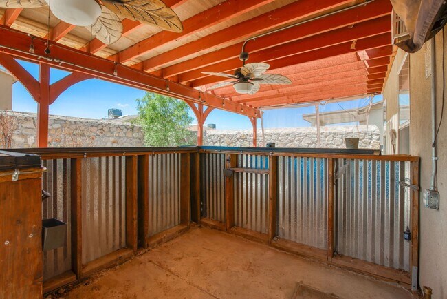 Building Photo - Beautiful East side House 3 bed-2.5 baths in front of Park