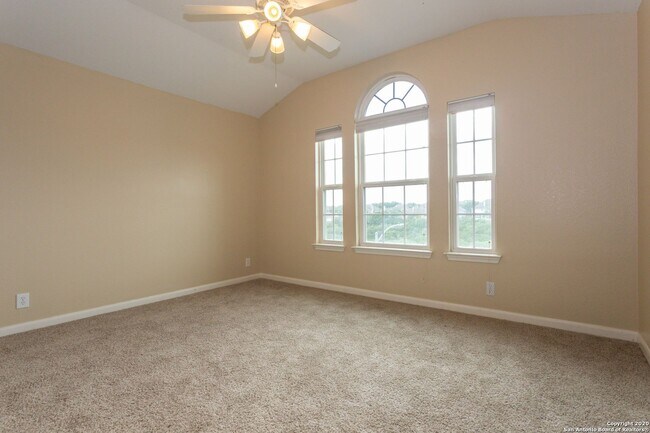 Building Photo - Spacious Stone Oak Beauty