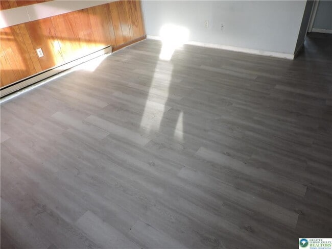 Building Photo - 866 N Van Buren St