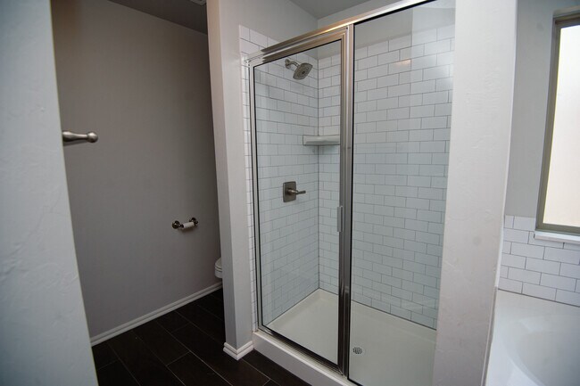 Building Photo - 4405 W Country Club Dr