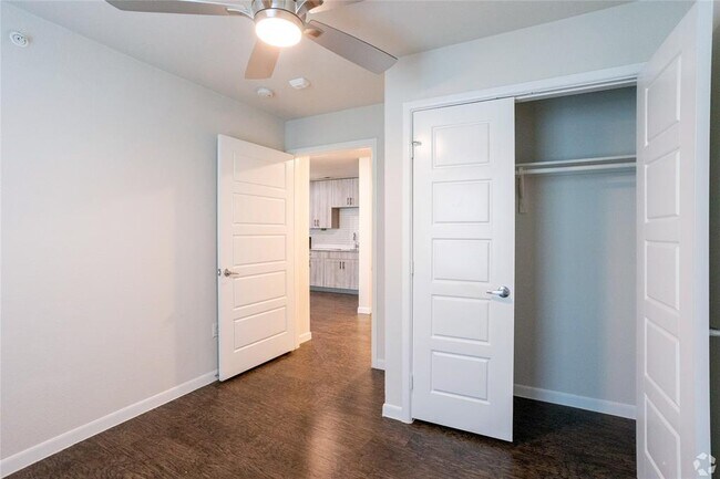 Building Photo - 3300 Oak Creek Dr