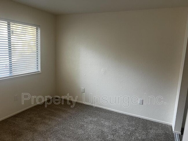 Building Photo - 122 W 5th St