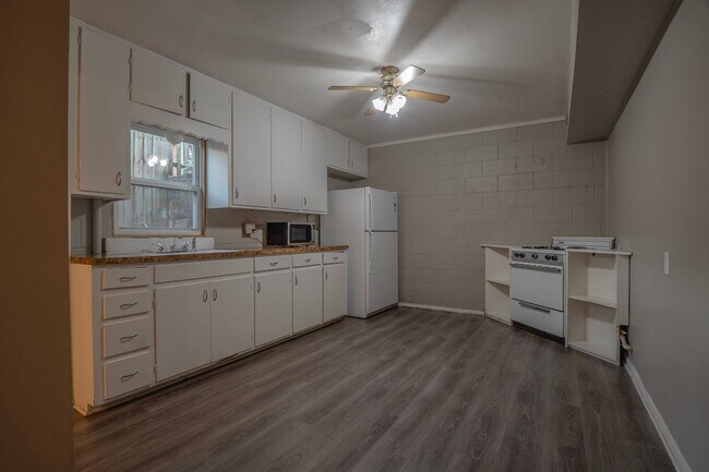 Building Photo - Charming 4 bedroom, 2 bathroom home located in Fayetteville, AR - 6 Month Lease