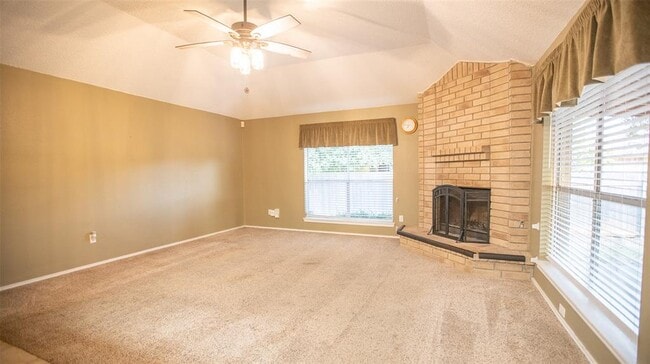 Building Photo - 401 Parkview Dr