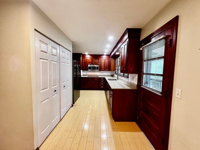 Building Photo - STUNNING home with fully finished BASEMENT!!!