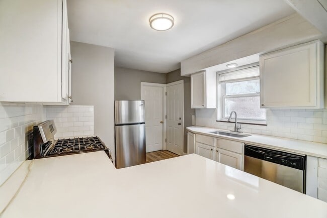 Building Photo - 2 Bedroom, 1 Bathroom with Large Backyard!